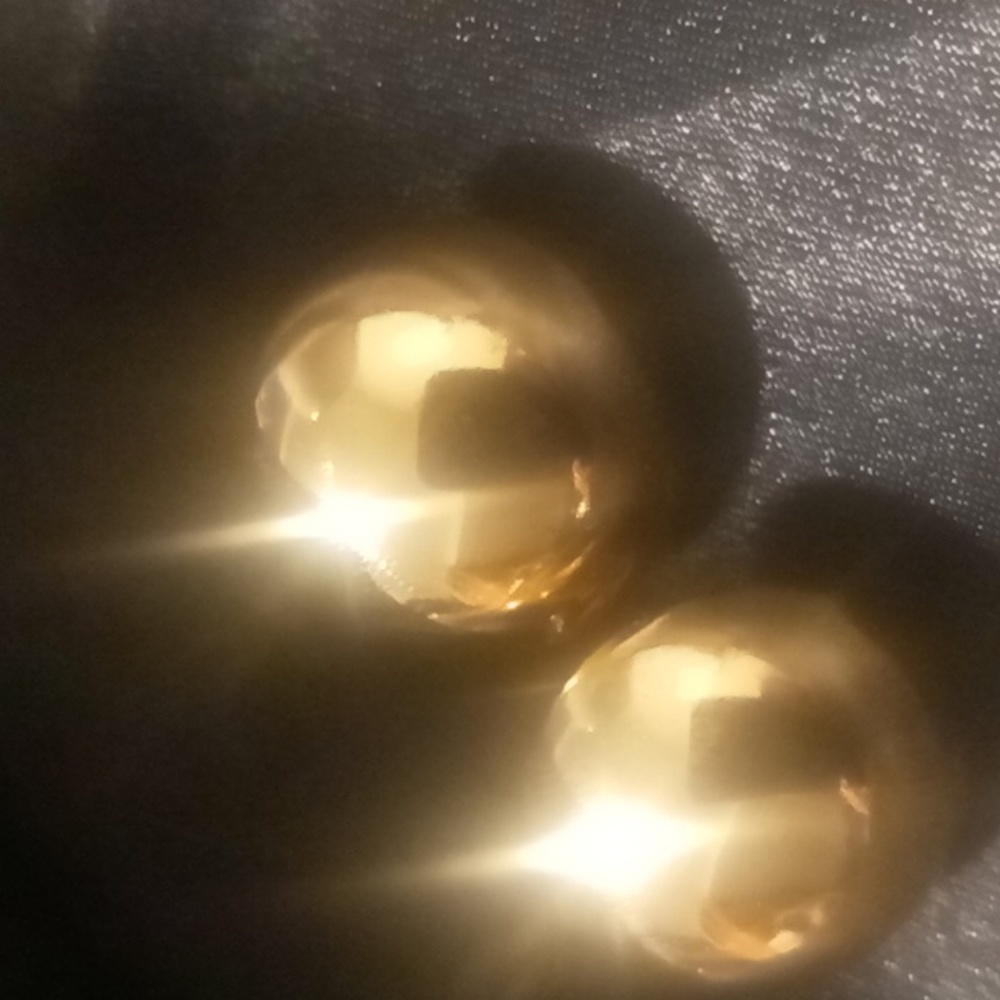 Vintage / retro Gold tone half circle clip on earrings.